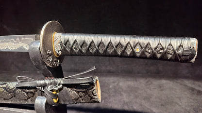 T10 (covering the soil and burning the blade to form wavy patterns)  Carved dragon pattern，katana