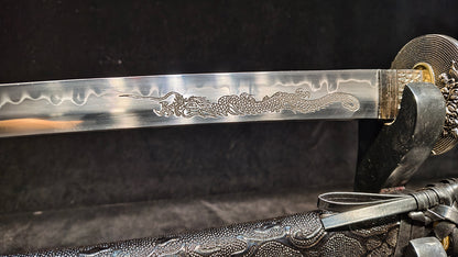 T10 (covering the soil and burning the blade to form wavy patterns)  Carved dragon pattern，katana