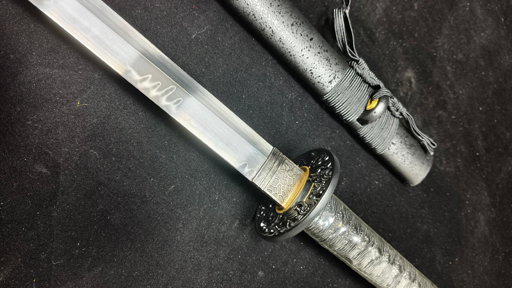 T10 (covering the soil and burning the blade to form wavy patterns)katana,Straight knife
