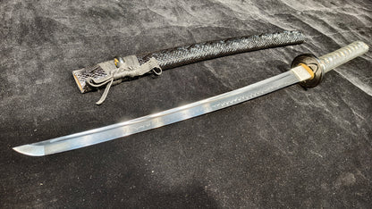 (T10 covers the soil and burns the blade to form ripples) katana