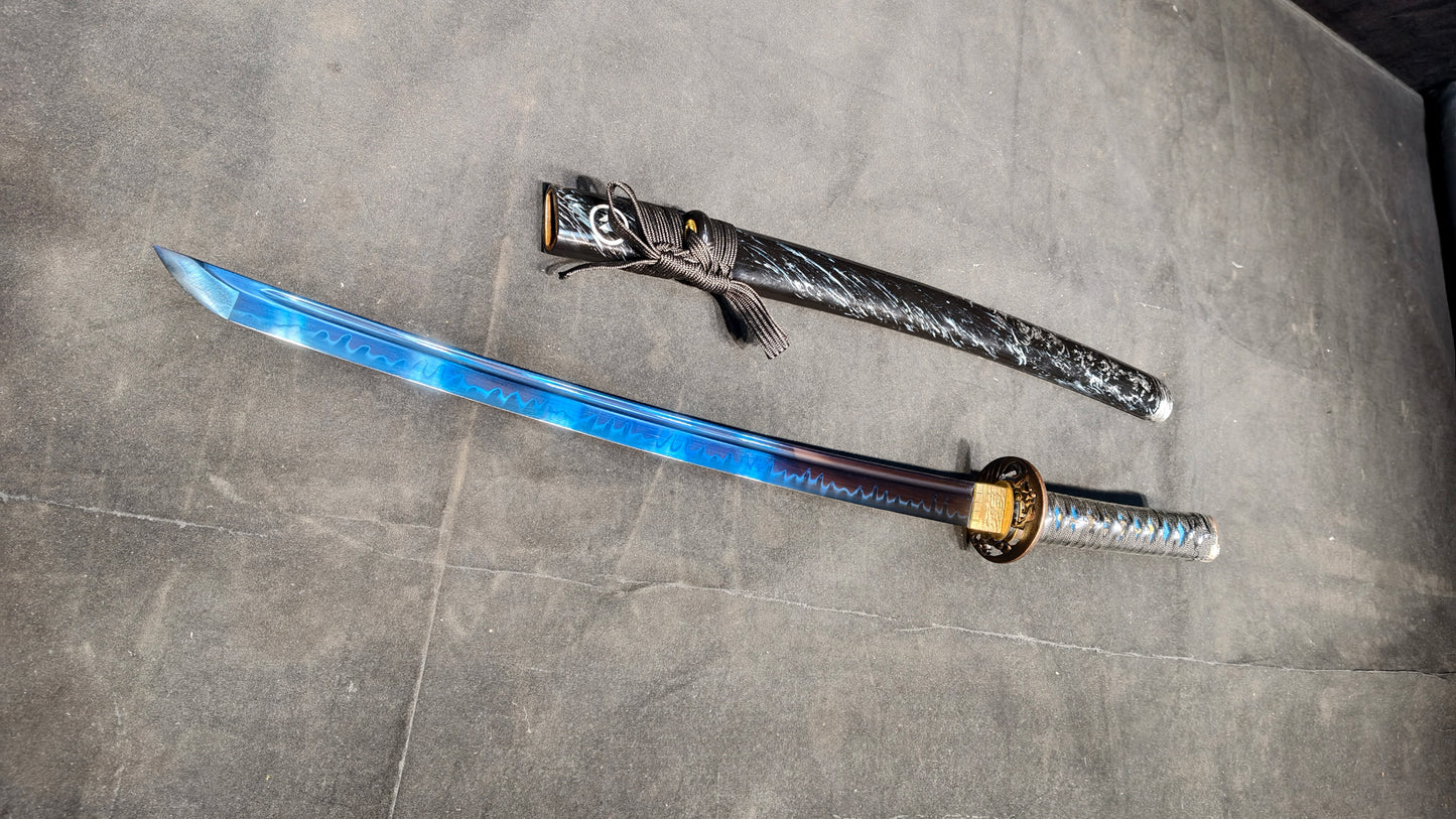 Burning Blade，t10（Flame-burning blade covered in clay, flame-reactive, quenched blue blade.）katana ,short knife