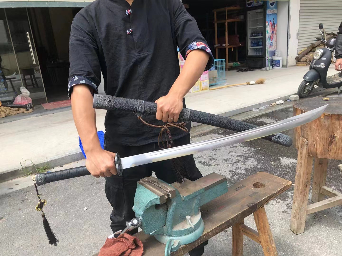 Manganese steel forging process 绣春刀