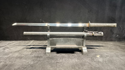 T10 (covering the soil and burning the blade to form wavy patterns)katana,Straight knife
